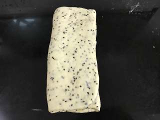 黑芝麻红薯扭扭面包,折三折后放冰箱冷冻20分钟。