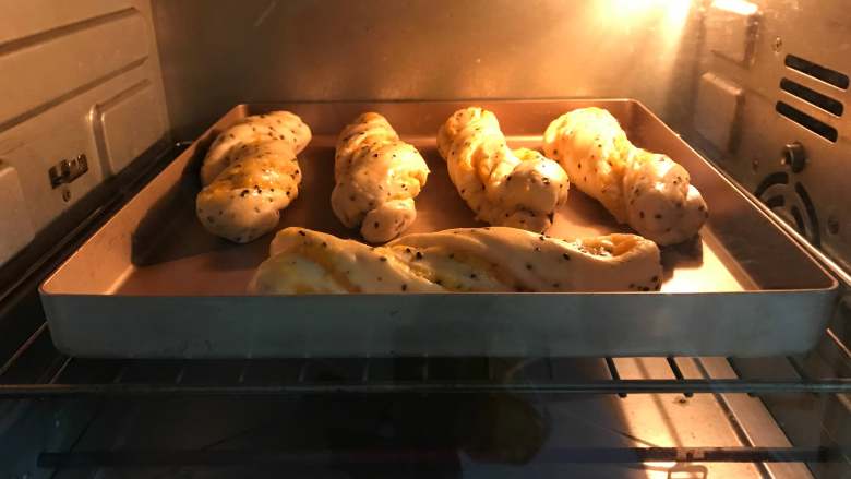 黑芝麻红薯扭扭面包,入预热好的烤箱180度，上下火，中层，烤15分钟左右。