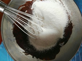 可可奶油蛋糕卷,筛入低粉用蛋抽不规则的搅拌没干粉即可
