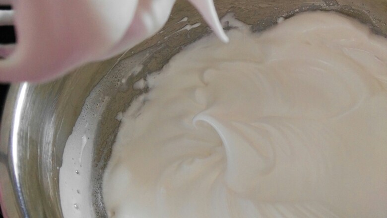可可奶油蛋糕卷,蛋白里分3次加入白糖打成湿性发泡（我懒一次性加入的白糖）做蛋糕卷蛋白不能打的太硬不然卷的时候会裂。