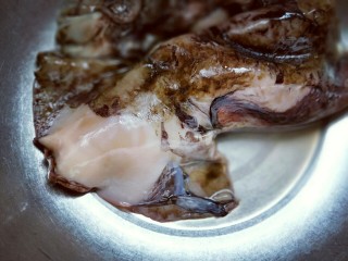 #鱿鱼与炒饭的新吃法#～咖喱鱿鱼包饭,将鱿鱼去皮，去皮很容易，用手一撕，一拉，鱿鱼皮就下来啦！