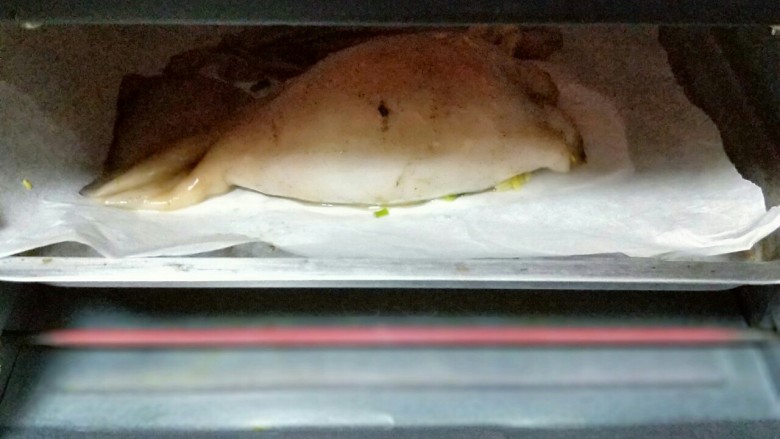 #鱿鱼与炒饭的新吃法#～咖喱鱿鱼包饭,烤箱190度预热5分钟，之后将烤盘入烤箱中层，烤10分钟。