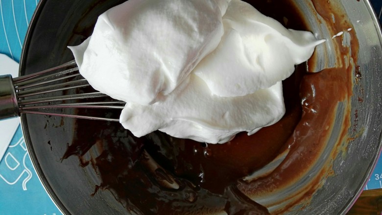 可可奶油蛋糕卷,取1/3的蛋白霜放入可可蛋黄糊里。