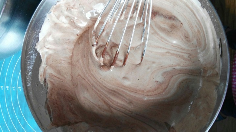 可可奶油蛋糕卷,用蛋抽或刮刀快速拌匀。