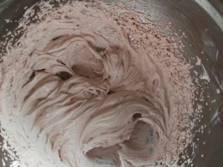 可可奶油蛋糕卷,淡奶油加少许法芙娜可可粉打到有纹路不流淌的状态（卷的奶油打硬些）