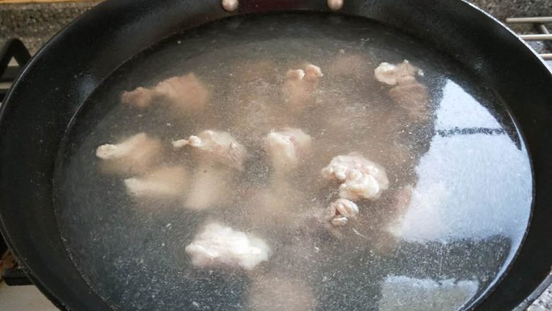 牛腩炖土豆,冷水下锅炒水，肉煮熟捞出备用