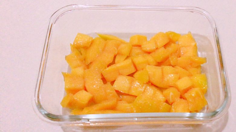 芒果牛奶布丁🍮,切好的芒果，直接铺在磨具里面