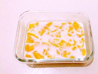芒果牛奶布丁🍮,把加热的牛奶倒入放有芒果的模具