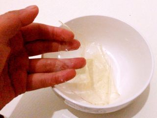 芒果牛奶布丁🍮,吉利丁片泡软之后是这个样子的，软软的