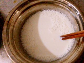芒果牛奶布丁🍮,然后加入泡好的吉利丁片，直至融化，加热过程中，用筷子不停的搅动，避免粘锅