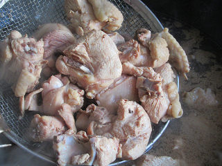香菇土豆辣味鸡,鸡肉块焯水后捞出