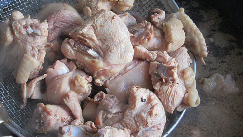 香菇土豆辣味鸡,鸡肉块焯水后捞出