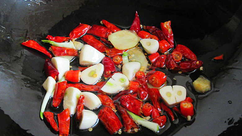 香菇土豆辣味鸡,炒锅烧热，放入姜、蒜、红辣椒煸香，可以捞出一半辣椒出来最后装饰用，不会太辣
