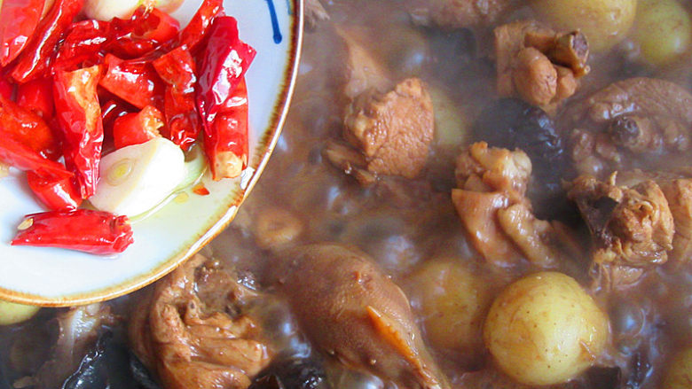 香菇土豆辣味鸡,土豆炖烂入味即可，倒入炸好的红辣椒装饰一下即可
