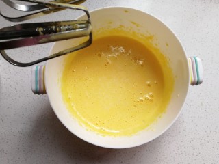 小熊柠檬蛋黄饼干,用打蛋器把蛋黄打散，加入柠檬汁；