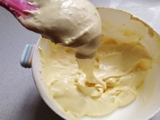 小熊柠檬蛋黄饼干,用搅拌刀快速切拌均匀，拌至没有干粉和颗粒状即可；