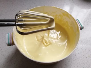 小熊柠檬蛋黄饼干,然后继续打发蛋黄，一直打发至蛋黄发白体积膨胀，打至出现纹路提起打蛋器有锻带状即好；（打发过程有点长，要有耐心哈）
