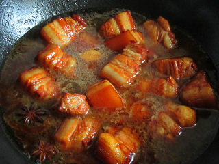 神仙肉,倒入没过猪肉80%的热水，放入适量的盐。大火烧开后转温火炖制三十分钟左右