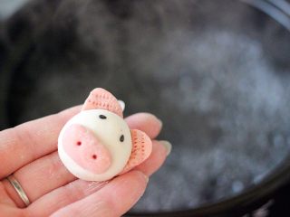 萌猪黑芝麻汤圆,砂锅中加入适量清水煮沸后，把小猪汤圆放入砂锅中