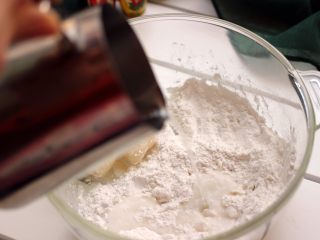 萌猪黑芝麻汤圆,用温水加入剩下的糯米粉中混合、一点点加入温水、直至揉成软硬适中的糯米面团、加入熟的糯米面团是为了让面团有更好的伸展性、成品不易开裂