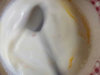 自制原味蛋挞,继续用勺子搅拌均匀