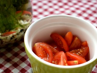 低脂蔬菜沙拉,将小番茄对半切开