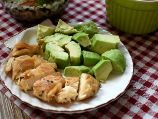 低脂蔬菜沙拉,煎好的鸡胸肉和牛油果均切块备用