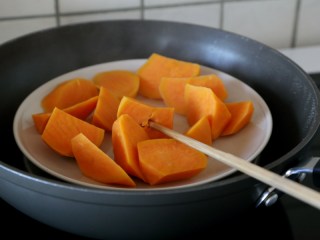 红薯圆红豆汤,红薯去皮切滚刀块（受热面积大，易熟透），上锅蒸到轻易就能戳穿，水开计时，约15分钟。
