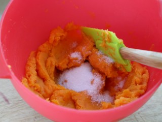 红薯圆红豆汤,趁热将红薯压成泥（我称了一下重量约280克）加糖约20克拌匀。
