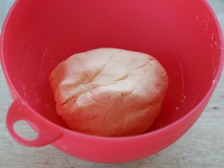 红薯圆红豆汤,揉成略硬的面团。
这里木薯粉的量多就弹Q；木薯粉的量少，红薯的味就浓，也相对要软些。多硬多软，做几次就有经验了，也就能知道自己的喜爱。