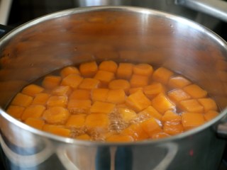 红薯圆红豆汤,锅里的水烧开，下圆子，煮上几分钟就会浮起，继续煮1-2分钟再涨发一些就可以了。