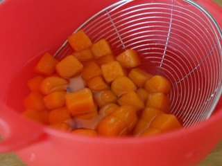 红薯圆红豆汤,捞到冷开水里，略冰1-2分钟。
