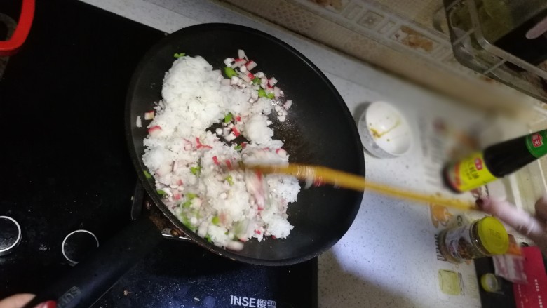 海鲜炒饭,将米饭倒入锅中，继续翻炒，加盐（3-4勺）
