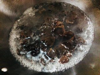 爆炒三丁,木耳下锅焯水后捞出备用。