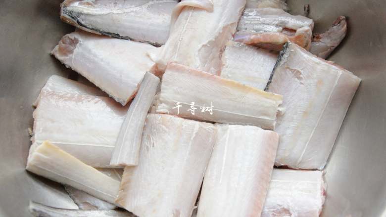 红烧带鱼最经典最家常的做法 可当热菜也可是冷盘 味道都一样好,洗干净的带鱼把手稍挤一下水分，剪成六七厘米的带鱼段。