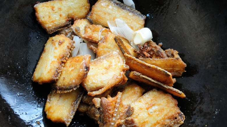 红烧带鱼最经典最家常的做法 可当热菜也可是冷盘 味道都一样好,放入炸好的鱼段翻炒几下。