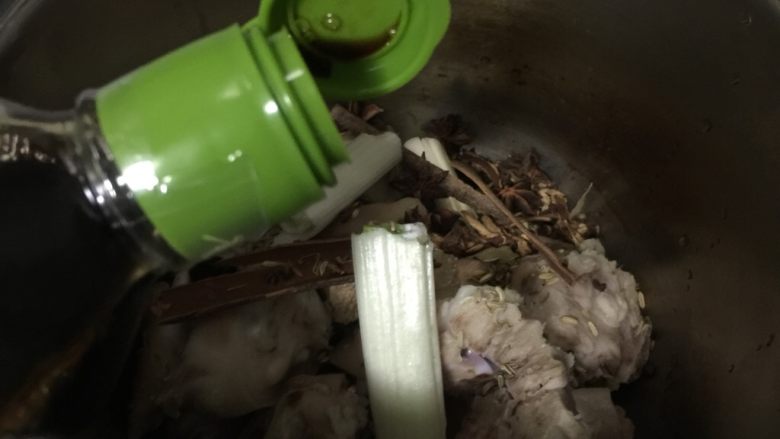 烤猪蹄,把调料和猪蹄放入高压锅。