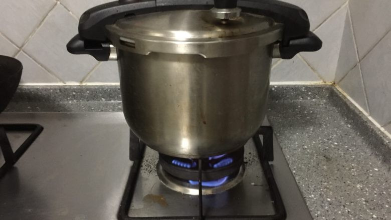 烤猪蹄,烧开后转小火，煮15分钟。