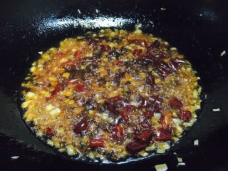 美味私房口蘑酱拌饭,放入郫县豆瓣酱，中小火炒出红油。


