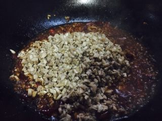 美味私房口蘑酱拌饭,放入口蘑，翻炒均匀。 不停的翻炒，尽可能把水分炒干。