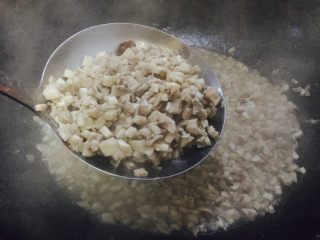 美味私房口蘑酱拌饭,用油把口蘑炒一炒，把口蘑的水分炒出去，捞出口蘑备用。
