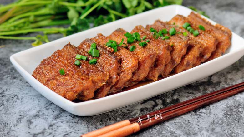 红烧带鱼最经典最家常的做法 可当热菜也可是冷盘 味道都一样好,经典又家常的红烧带鱼成品。