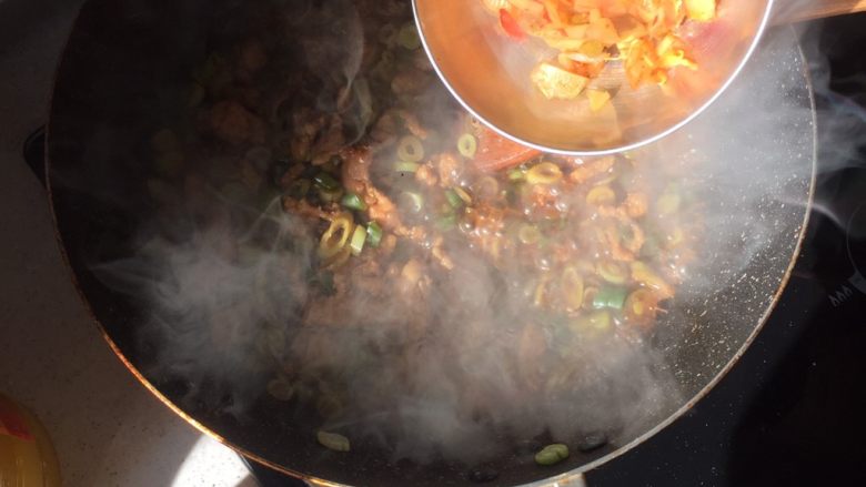烂肉豇豆,把切好的榨菜导入翻炒。