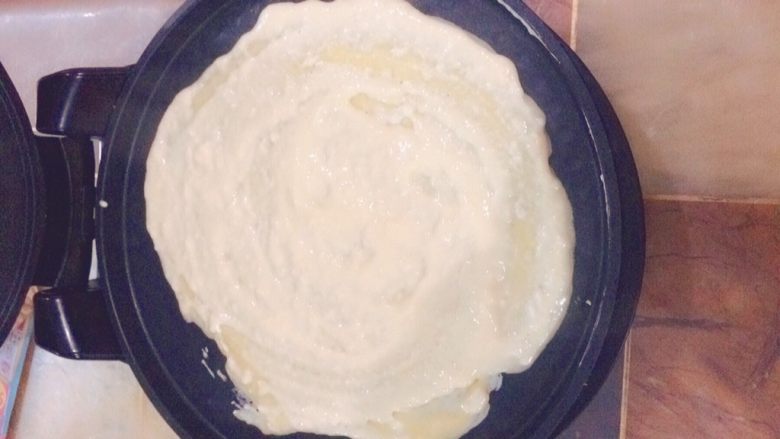 早餐鸡蛋灌饼
,把面粉倒入，用铲子摊开。盖上盖子差不多2-3分钟。打开锅盖
