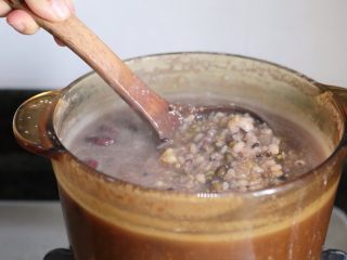 腊八粥,煮粥的过程中不时用勺沿同一方向缓慢推动锅底，这样粥不容易糊底，也能让粥尽快变得稠滑。