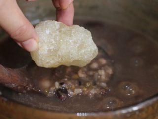 腊八粥,熬粥大约四十分钟，等到水米柔腻为一，加入冰糖加盖焖一会儿。