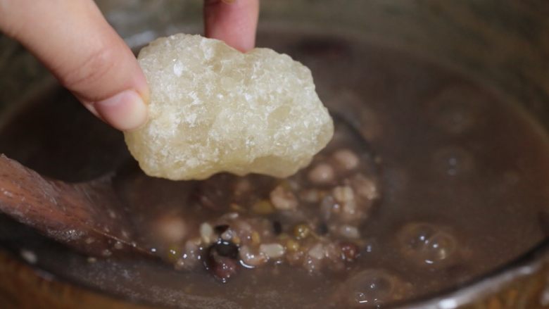 腊八粥,熬粥大约四十分钟，等到水米柔腻为一，加入冰糖加盖焖一会儿。