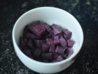 萌萌哒紫薯小花卷,紫薯去皮后切块蒸熟