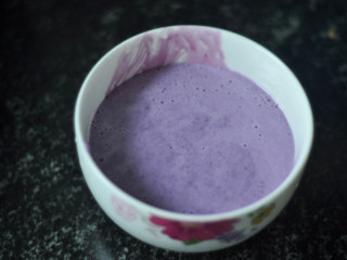 萌萌哒紫薯小花卷,加入牛奶用料理机打成奶昔