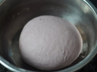 萌萌哒紫薯小花卷,揉成一个光滑软硬适中的面团，如果太粘适当加点面粉进去一起揉，盖上保鲜膜放在温暖处进行基础发酵2倍大